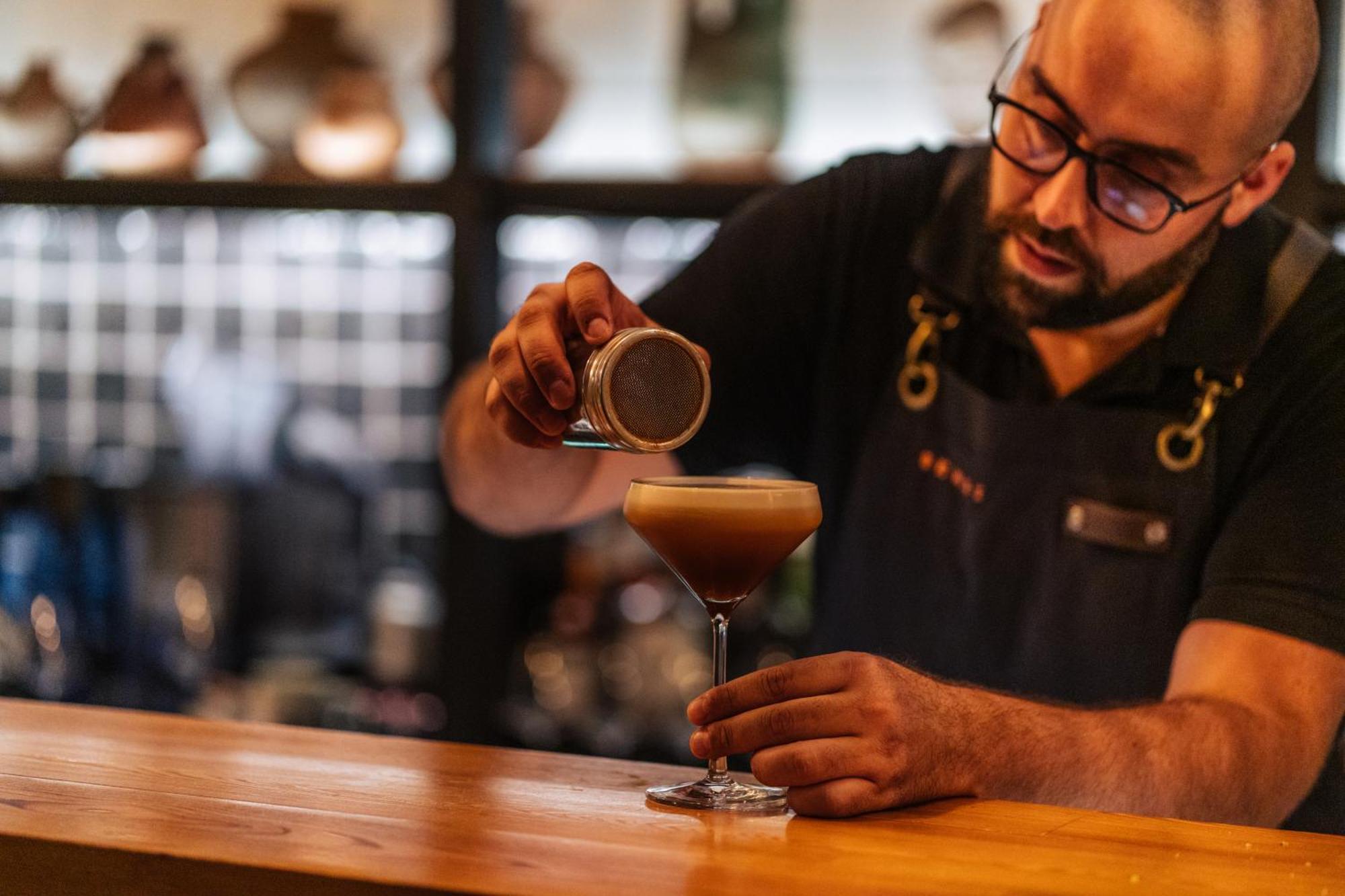 Sensi Azores Nature And Spa Ginetes Exteriér fotografie A barista preparing a coffee drink
