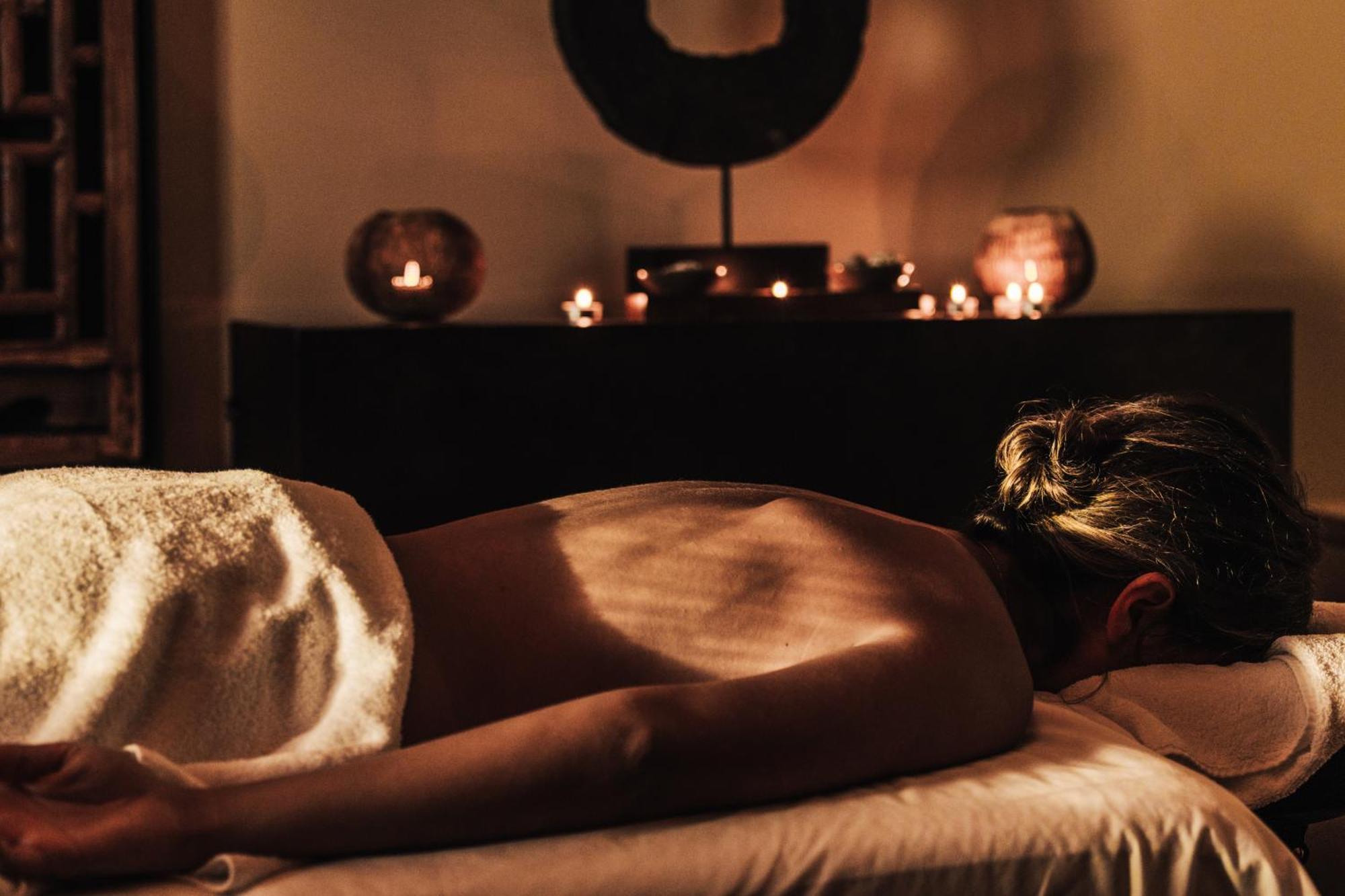 Sensi Azores Nature And Spa Ginetes Exteriér fotografie A woman receiving a massage