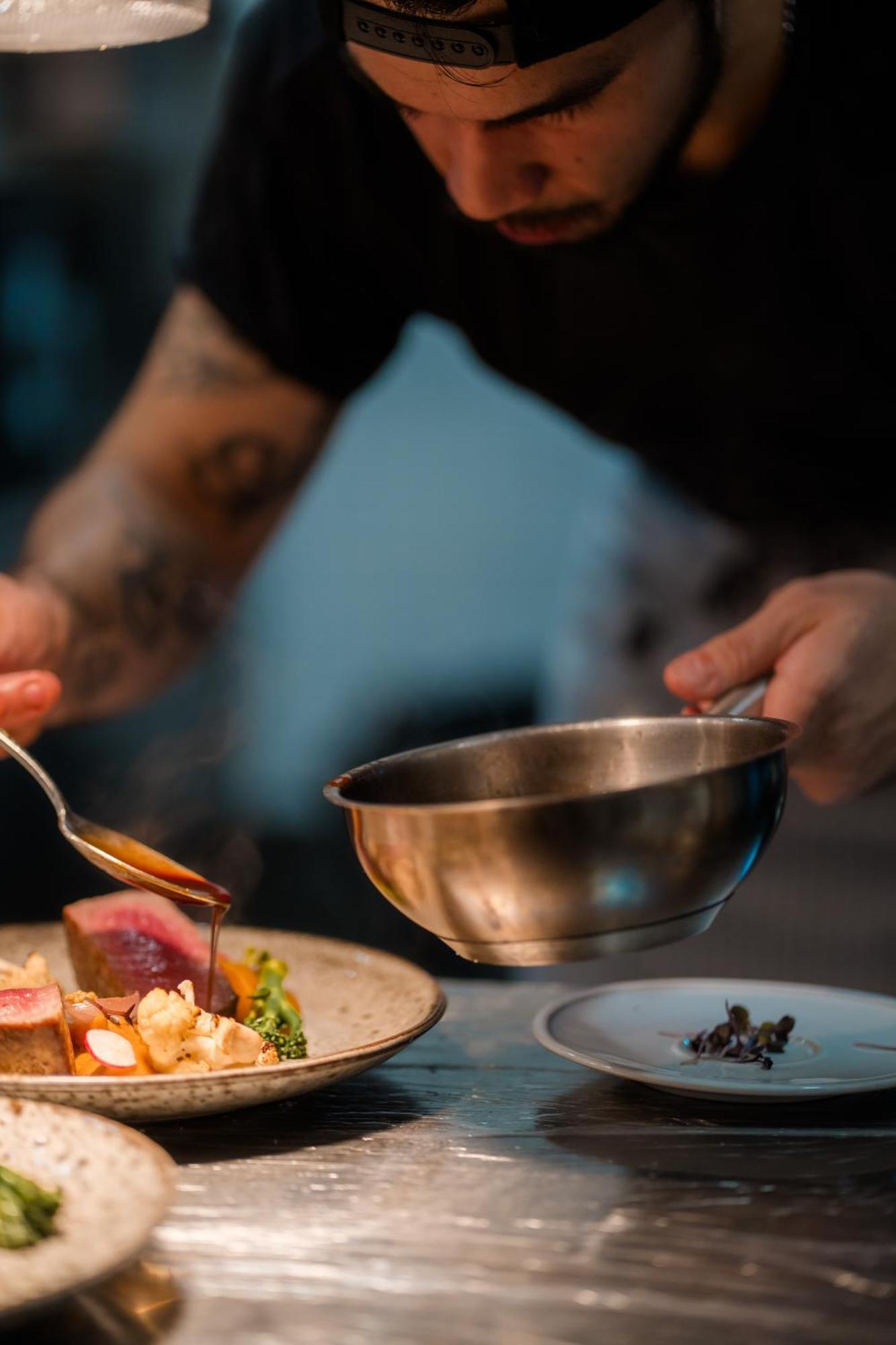 Sensi Azores Nature And Spa Ginetes Exteriér fotografie A chef preparing a sauce