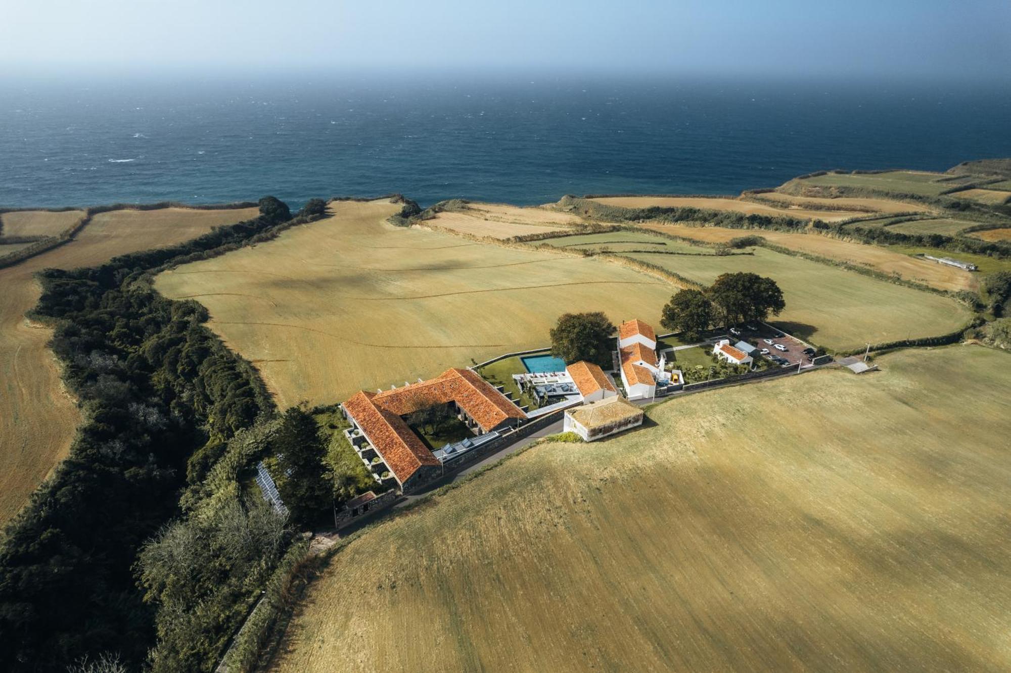 Sensi Azores Nature And Spa Ginetes Exteriér fotografie Aerial view of the village
