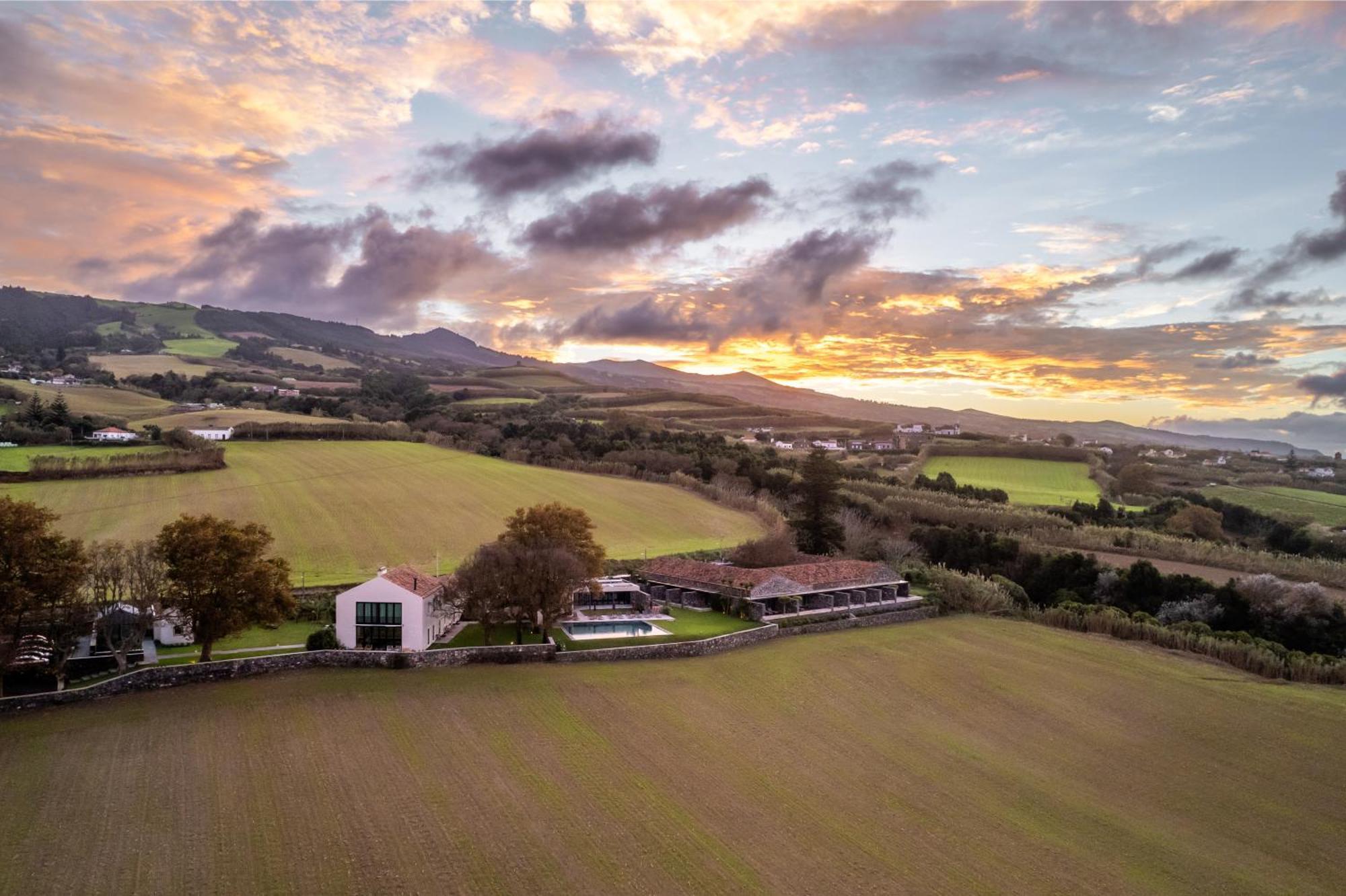 Sensi Azores Nature And Spa Ginetes Exteriér fotografie The Old School House, Llanfairpwll, North Wales